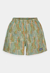 Bañador con estampado en vibrantemente azul verdoso, naranja y marrón con rayas verticales. Presenta una cinturilla elástica y una etiqueta de marca en el lateral.