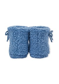 Para niebieskich, dzianych wełnianych bucików dla niemowląt z wzorzystą teksturą i związanymi kokardkami na kostkach na białym tle.