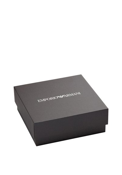 Boîte en carton noir à finition lisse, arborant le logo blanc "Emporio Armani" sur le dessus, de forme carrée, avec l'avant ouvert.