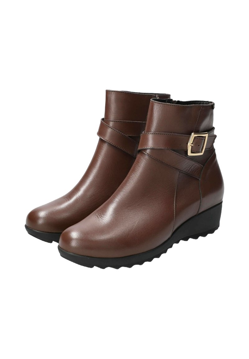 Bottines en cuir marron avec une boucle sur le côté, texture lisse, bout rond et talon en forme de coin avec une semelle robuste pour une meilleure adhérence.