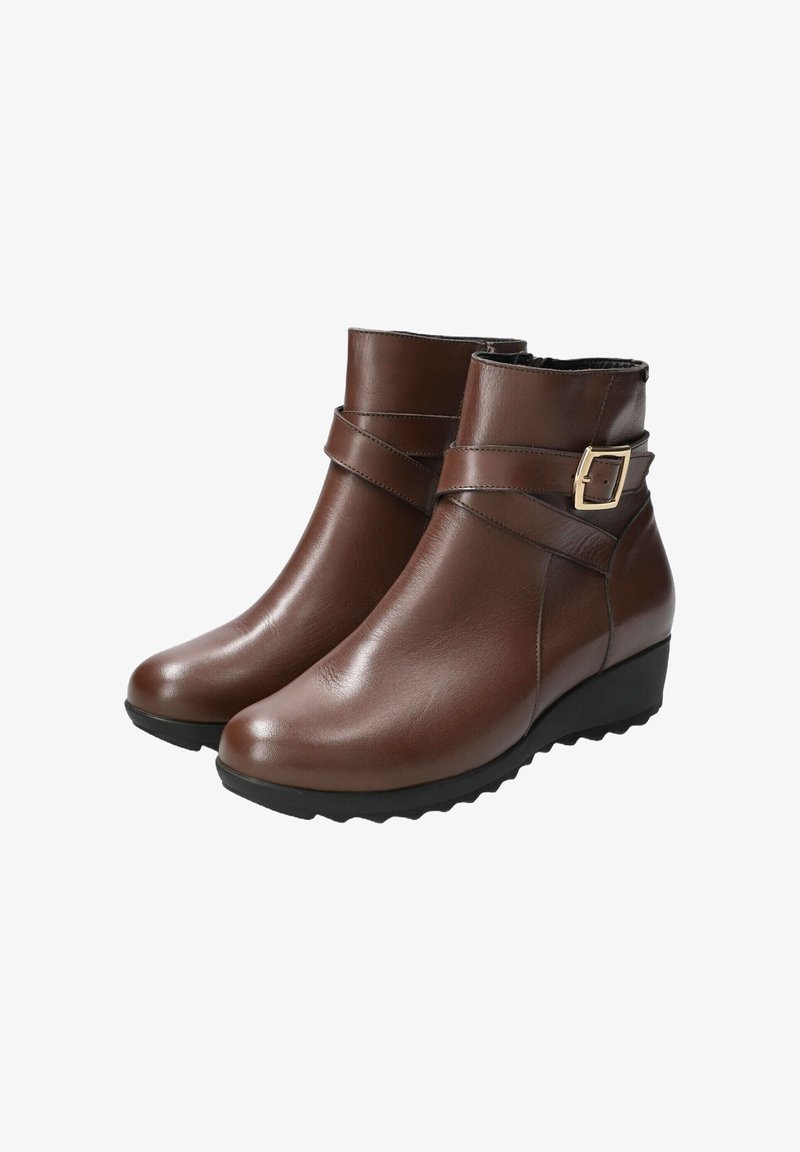 Bottines en cuir marron avec une boucle sur le côté, texture lisse, bout rond et talon en forme de coin avec une semelle robuste pour une meilleure adhérence.
