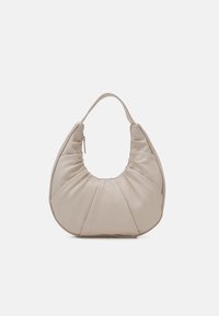 Beżowa torebka wykonana z materiału o wypchanej strukturze, o kształcie półksiężyca, z jednym zakrzywionym uchwytem i zamkiem błyskawicznym. Teksturowana powierzchnia z fałdami.