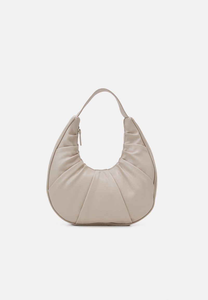 Beżowa torebka wykonana z materiału o wypchanej strukturze, o kształcie półksiężyca, z jednym zakrzywionym uchwytem i zamkiem błyskawicznym. Teksturowana powierzchnia z fałdami.