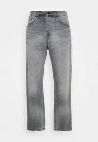 Szare jeansy z denimu o prostym kroju, z pięcioma kieszeniami, szlufkami na pasek i delikatnym wyblaknięciem. Posiadają ozdobne przeszycia wzdłuż szwów.