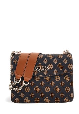 Borsa a tracolla nera in pelle sintetica con texture, dotata di tracolla marrone, hardware dorato e un motivo logo su tutta la superficie.