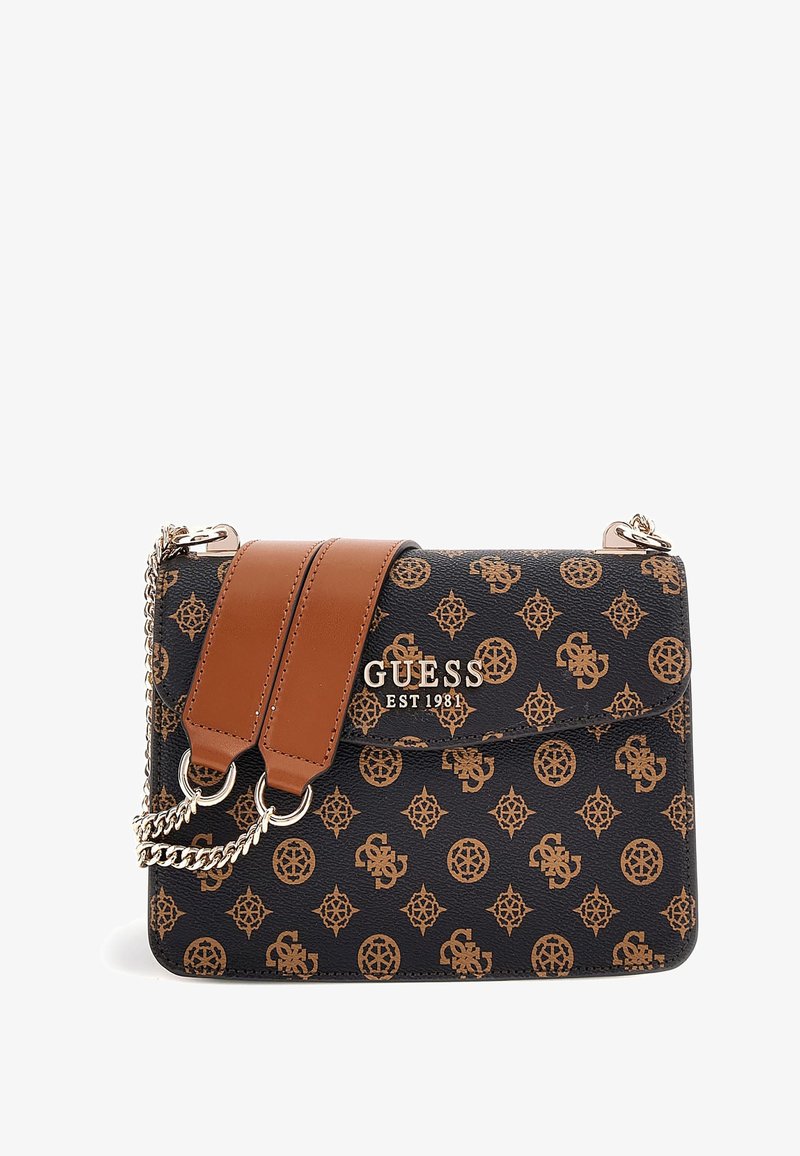 Borsa a tracolla nera in pelle sintetica con texture, dotata di tracolla marrone, hardware dorato e un motivo logo su tutta la superficie.