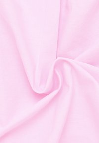 Helles rosa Stoff mit glatter Textur, der sanfte Falten und einen subtilen Glanz zeigt. Das Material erscheint leicht und flexibel.