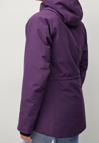 Fioletowa wodoodporna kurtka z kapturem, z dopasowaną talią, gładką fakturą i elastycznymi mankietami. Stylizowana w luźnym kroju.