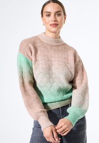 Getextureerde gebreide trui met een hoge hals, met een verloop van beige naar mintgroen. Inclusief geribbelde manchetten en zoom, met een geometrisch patroon.