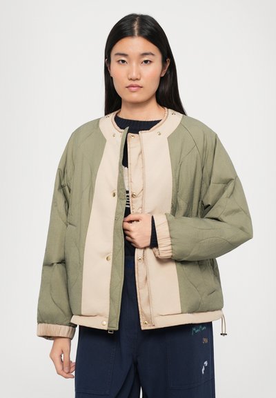 Veste rembourrée avec un design en blocs de couleurs vert et beige, des poignets côtelés et une fermeture à boutons-pression. Le tissu a une finition texturée.
