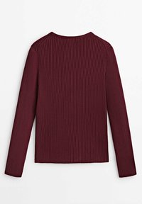 Burgundowa bluzka z długim rękawem o żebrowanej teksturze, okrągłym dekolcie i dopasowanym kroju. Brak widocznych elementów metalowych lub wzorów z tyłu.