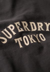 Superdry & Co TATTOO BACK GRAPHIC - Camiseta estampada - blackboard