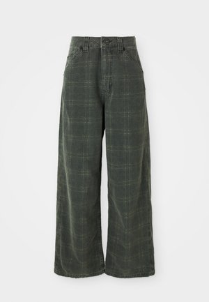 Pantalons à jambes larges en coton vert foncé avec un motif à carreaux, dotés d'une fermeture à bouton et de poches avant. Texture lisse, design décontracté.