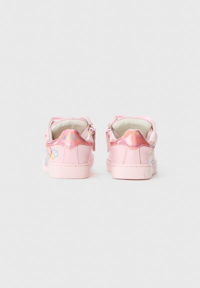 Et par rosa barne sneakers med iriserende hæl aksenter og en myk indre fôr, sett bakfra mot en ensfarget bakgrunn.