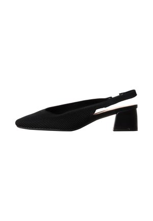 Zapato slingback negro con punta afilada, textura tejida y tacón bajo de bloque sobre fondo blanco.
