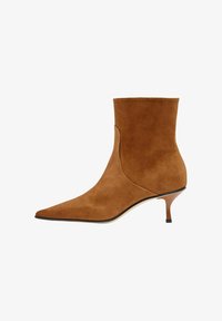 Seleccionado, tobacco suede