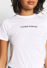 New Look Its Nice To Be Nice Triko S Potiskem White Bila Zalando Cz