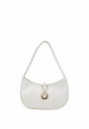 Bolso de hombro de cuero blanco con textura tejida, forma curva, correa en bucle y cierre ovalado dorado en el centro frontal.