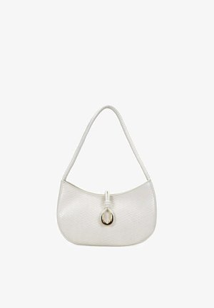 Bolso de hombro de cuero blanco con textura tejida, forma curva, correa en bucle y cierre ovalado dorado en el centro frontal.