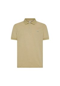 Polo beige con finitura texturizzata, design con colletto, maniche corte e un piccolo logo blu sull'area sinistra del petto.