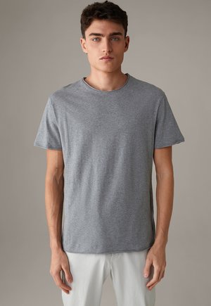 T-shirt grigio a maniche corte realizzato in tessuto morbido, con scollatura rotonda e vestibilità comoda. Senza motivi o grafiche visibili.