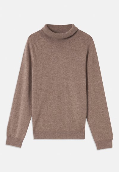 Brązowy sweter typu golf wykonanego z miękkiego materiału dzianinowego, charakteryzujący się luźnym krojem, długimi rękawami oraz prążkowanym wykończeniem przy mankietach i kołnierzu.