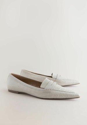 Witte faux leren loafers met een geembosde krokodillenstructuur, puntige neusontwerp en decoratieve riemdetails. Platte, laagprofiel zool.