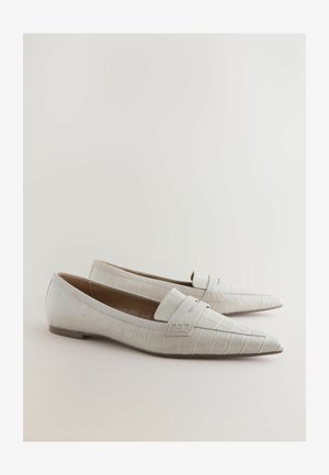 Witte faux leren loafers met een geembosde krokodillenstructuur, puntige neusontwerp en decoratieve riemdetails. Platte, laagprofiel zool.