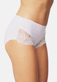 Witte katoenen slips met een kanten paneel aan elke zijde. De kant heeft bloemige patronen en een delicate textuur.