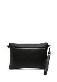 Clutch in pelle nera con una texture liscia, tasca anteriore con zip e tracolla rimovibile. Design rettangolare minimalista con dettagli in metallo argentato.