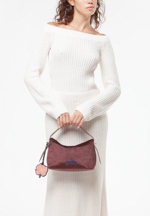 Borsa a tracolla in suede bordeaux scuro con parte superiore curva, caratterizzata da ricami blu e un portachiavi floreale. Texture liscia, design compatto e dettagli con zip.