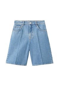 Shorts en jean bleu clair avec poches avant, passants pour ceinture, fermeture par bouton et coupe jusqu'aux genoux, sur fond blanc.
