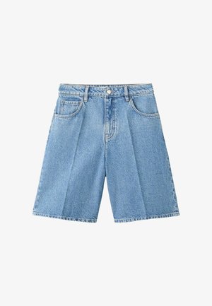 Svijetloplave traper kratke hlače s prednjim džepovima, petljama za remen, kopčanjem na gumb i dužinom do koljena na bijeloj pozadini.