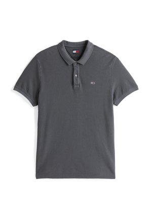 Grijze polo met een gestructureerde katoenen stof, voorzien van een kraag, een tweeknopssluiting en een klein logo op de linkerborst.