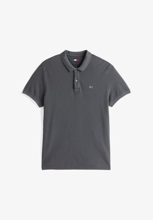 Grijze polo met een gestructureerde katoenen stof, voorzien van een kraag, een tweeknopssluiting en een klein logo op de linkerborst.