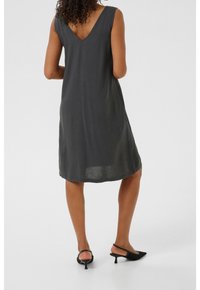 Schwarzes Leinen-Kleid ohne Ärmel mit V-Ausschnitt und abgerundetem Saum, das eine lockere Passform und eine leicht strukturierte Oberfläche bietet.