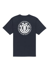 Dunkelblaues Baumwoll-T-Shirt mit einem runden weißen Grafikdesign auf der Rückseite, das stilisierten Text zeigt: "Erde, Feuer, Wind, Wasser" und einem Logo in der Mitte.