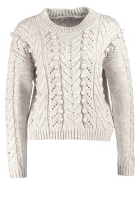 Jasnoszary dziergany sweter z misternymi wzorami warkoczy, ozdobny zgrubieniami oraz ściągaczami przy mankietach i dolnym brzegu. Klasyczny, okrągły dekolt.