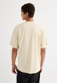 INSIDE Camiseta estampada - beige