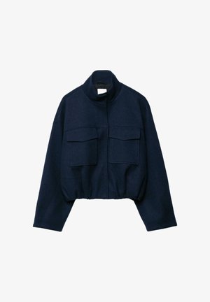 Marineblaue kurze Jacke mit hohem Kragen, zwei großen aufgesetzten Fronttaschen, langen Ärmeln und elastischem Saum.