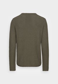 Jersey de punto verde olivo de manga larga con un patrón texturizado, cuello redondo y un dobladillo ligeramente curvado. Diseño simple, sin hardware visible.