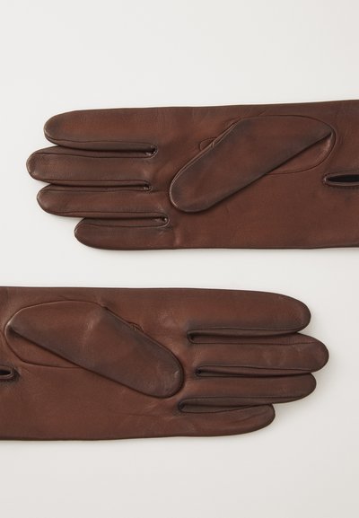 Brune lærhansker med en glatt tekstur, tre separate fingerseksjoner, og et strømlinjeformet design med ekstra polstring på baksiden.