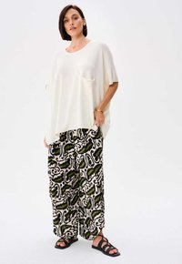 blue shadow KIONA - T-shirt basic - ecru