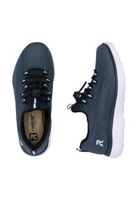 Baskets de sport en maille bleue avec un dessus texturé, présentant un design sans lacets et une semelle en caoutchouc. Embout renforcé et marquage visible sur le côté.