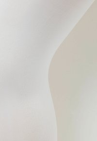 Weiße, opake Strumpfhosen aus glattem, dehnbarem Stoff. Die Textur erscheint gleichmäßig, ohne sichtbare Muster oder Verzierungen.