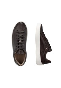 Rjavi usnjeni supergi z teksturirano površino, zaobljenim koncem, belim gumijastim podplatom in osrednjim zapiranjem s čipko. Prikazani sta stranski in zgornji pogled.