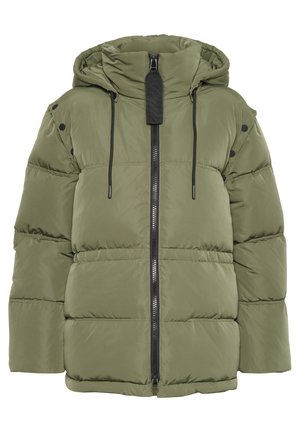 Žalia puffer striukė su kapišonu, priekyje užtrauktuku ir juodomis raišteliais. Yra juodų sagų ant pečių ir siuvinėtas raštas.