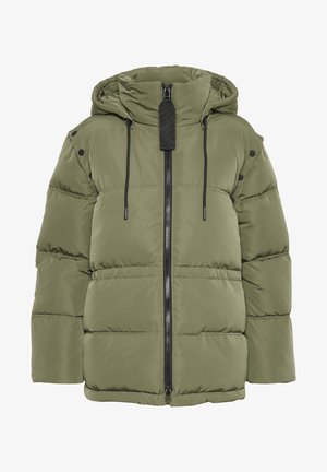 Olivno zeleni puhovnik s kapuco, sprednjim zadrgo in črnimi vrvicami. Ima črne gumbe na ramenih in pokrito teksturo.