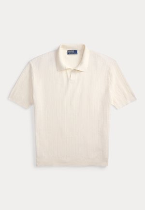 Rövid ujjú krémszínű kötött galléros póló, bordázott függőleges textúrával, fehér háttéren fekve.