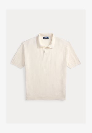 Rövid ujjú krémszínű kötött galléros póló, bordázott függőleges textúrával, fehér háttéren fekve.